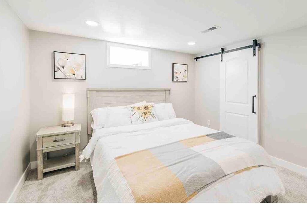 Beautiful Luxury Freshly Renovated With Big Yard, Seating & Grill Pad Cottage Grove