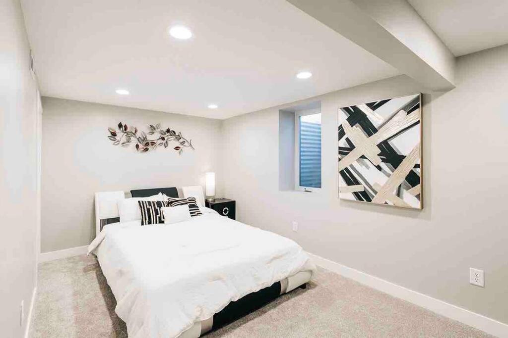Beautiful Luxury Freshly Renovated With Big Yard, Seating & Grill Pad