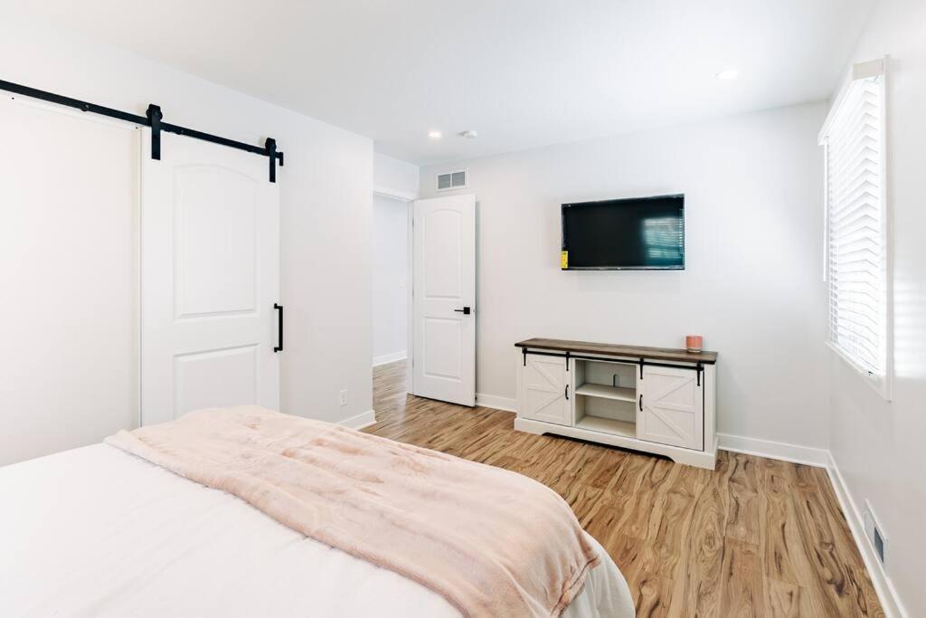 Ferienhaus Beautiful Luxury Freshly Renovated With Big Yard, Seating & Grill Pad *