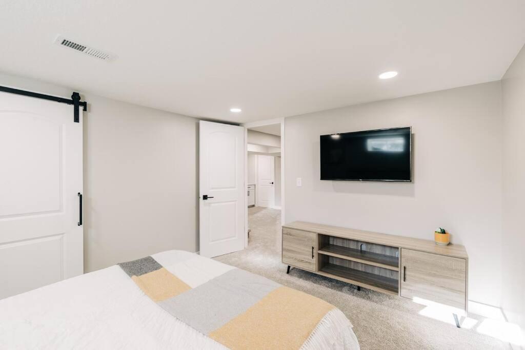 Ferienhaus Beautiful Luxury Freshly Renovated With Big Yard, Seating & Grill Pad *