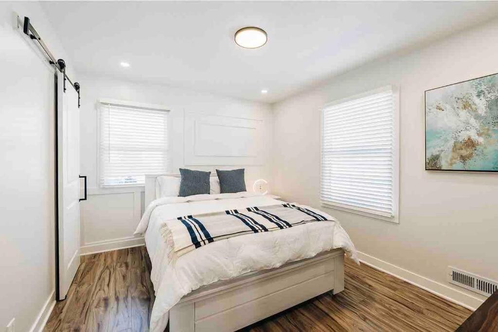 Beautiful Luxury Freshly Renovated With Big Yard, Seating & Grill Pad *