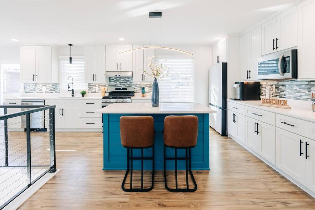 Beautiful Luxury Freshly Renovated With Big Yard, Seating & Grill Pad