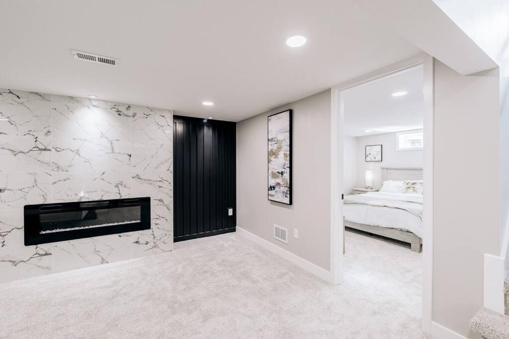 Ferienhaus Beautiful Luxury Freshly Renovated With Big Yard, Seating & Grill Pad *