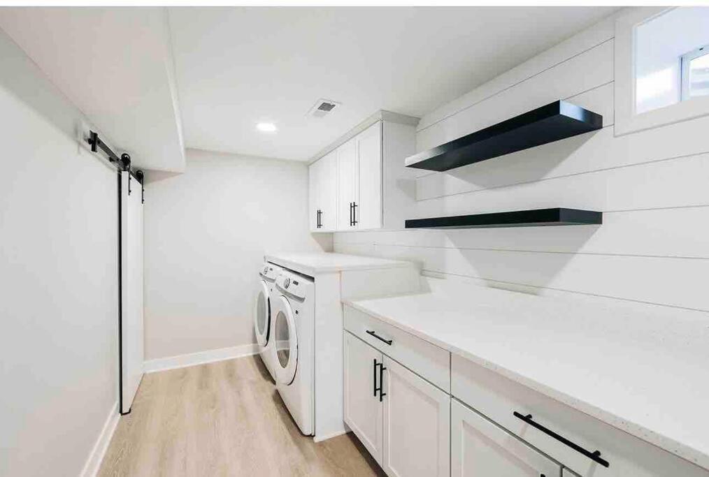 Beautiful Luxury Freshly Renovated With Big Yard, Seating & Grill Pad Cottage Grove