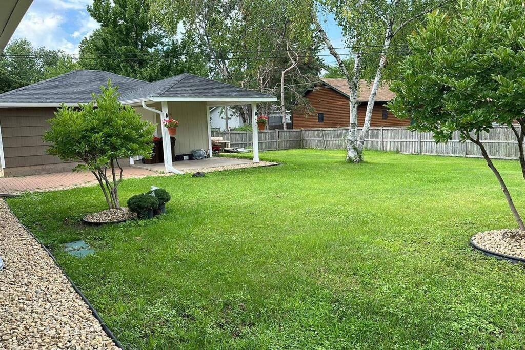 Beautiful Luxury Freshly Renovated With Big Yard, Seating & Grill Pad Ferienhaus Cottage Grove