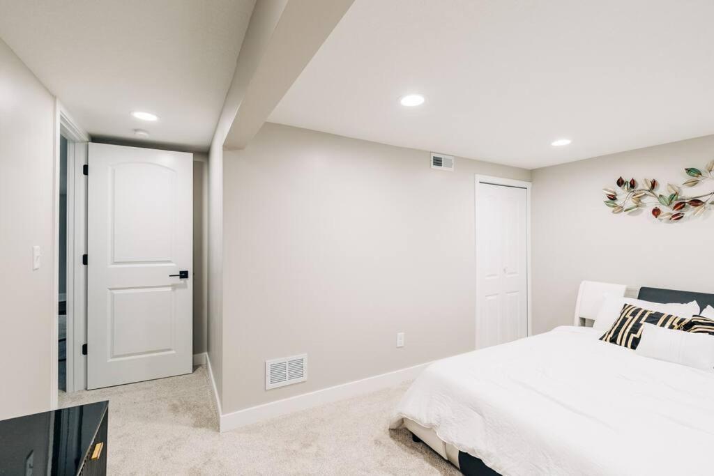 Beautiful Luxury Freshly Renovated With Big Yard, Seating & Grill Pad *