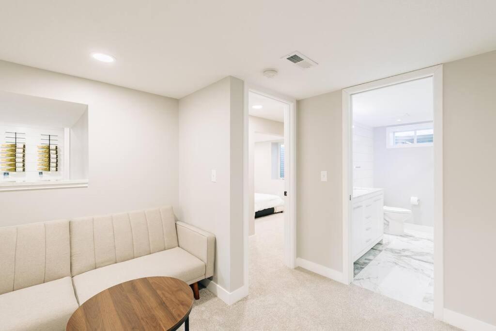 Beautiful Luxury Freshly Renovated With Big Yard, Seating & Grill Pad Ferienhaus
